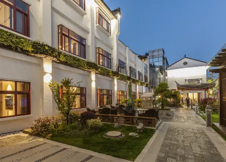 Chengshang Shijia Hotel Отели рядом с достопримечательностью «Wolong Bridge»