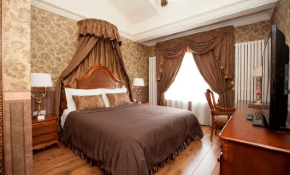 Spring Legend Holiday Hotel