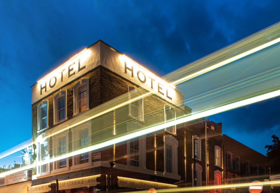 캠든 엔터프라이즈 호텔 근처 Haverstock Hill 길거리 전망