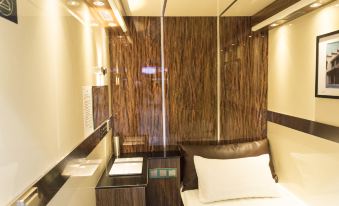 Sleeping in Airport (Hefei Xinqiao International Airport)