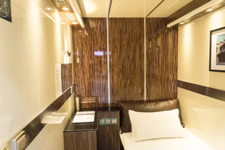 Sleeping in Airport (Hefei Xinqiao International Airport)