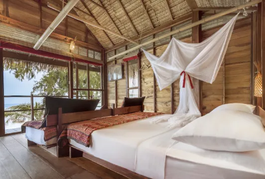 บังกะโลริมชายหาดขนาดใหญ่ที่ปลอดโปร่ง