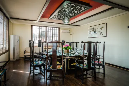 Scenery Retreats (Qinling Mount Taibai Hot Spring Retreat) Отели рядом с достопримечательностью «Eye of Mount Taibai»