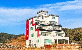 Geoje Biken Kids Pool Villa (Pool for All Rooms, Elevator)