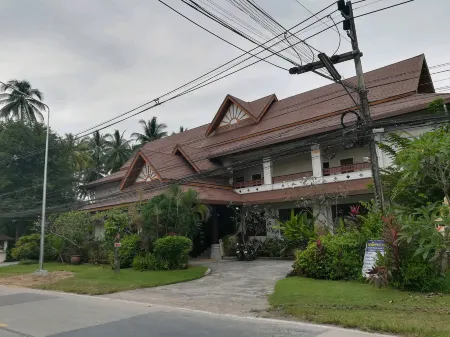 Kanok Buri Resort Отели рядом с достопримечательностью «Центр культуры о. Самуи (Dusit Dheva)»