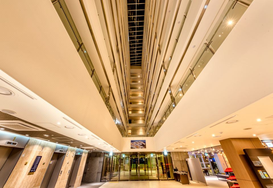 더퍼스트70 로비