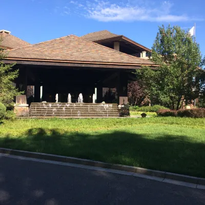 Junshan Holiday Hotel Hotels near Yunmeng Gorge