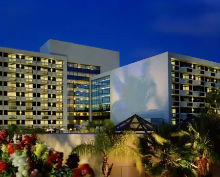 DoubleTree by Hilton San Jose Отели рядом с достопримечательностью «Хэппи Холлоу парк и зоопарк»