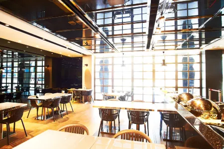 Royal Group Hotel Bo Ai Branch Отели рядом с достопримечательностью «Qijin Windmill Park»