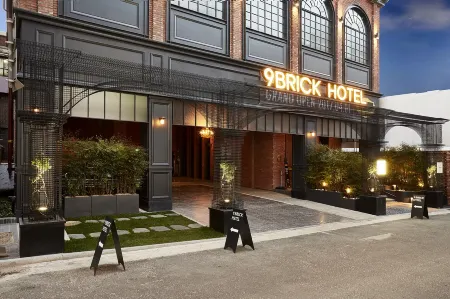 9 Brick Hotel