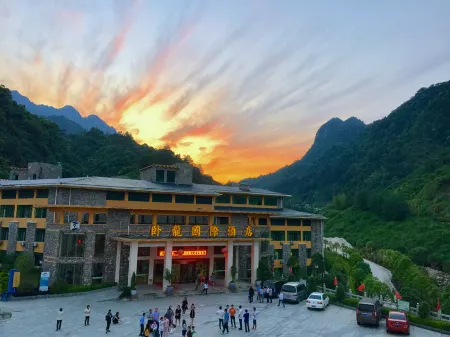 Wolong International Hotel Отели рядом с достопримечательностью «Oriental Goddess»