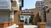 Zhu Meiyinxiang Apartment (Qingdao May Fourth Square Kaohsiung Road Metro Station)