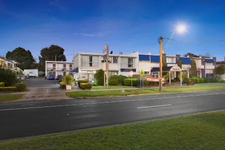 Alexander Motor Inn & Apartments Отели в г. Муни Пондс