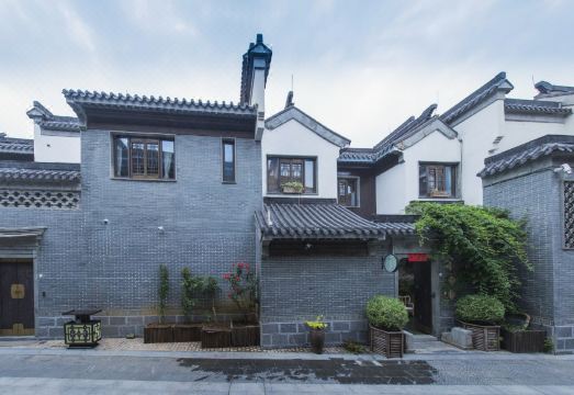 콴두 호텔 안뜰