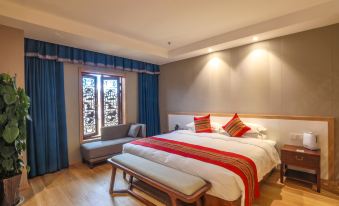 Shangri-La 5th Meteorite Light Year Hotel (Dukezong Ancient City Shop)
