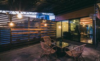 Corner Hostel & Cafe