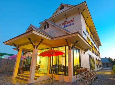 SakSukSmile Resort Отели рядом с достопримечательностью «Wat Traphang Tong Lang»