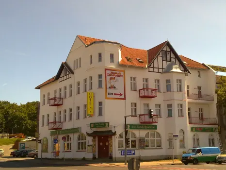 Hotel B1 Tourist Hotels near Zur S-Bahn