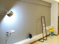 广州花开时艺术主题公寓 - 现代灰白格调阳光大床房
