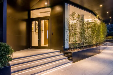 Homeinn Plus Hotel (Shanghai Zhongshan Park Jiangsu Road Subway Station) Отели рядом с достопримечательностью «Чжуншань Парк»