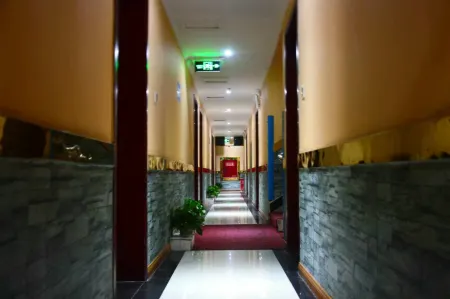 Anyue Nanxiang Business Hotel Отели рядом с достопримечательностью «Anyue Stone Carvings»