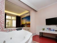 青岛678机场公寓酒店(申港花园店) - 主题浴缸小套房