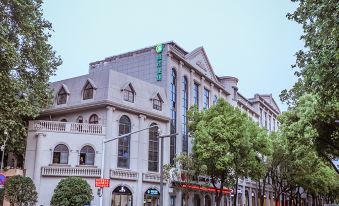 CCINN Hotel(Wuhan zhongnan hospital shuiguohu subway station)