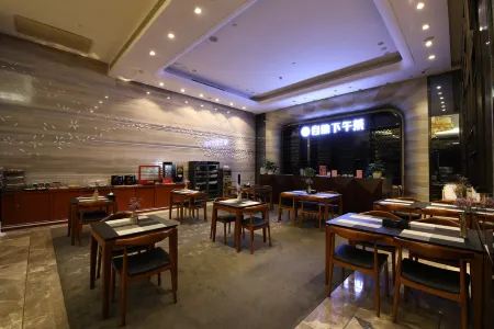 Sweet Fruit Charm International Hotel (Foshan West Station Shati Airport Store) Отели рядом с достопримечательностью «Foshan Nanhai Shishanzhen Library»