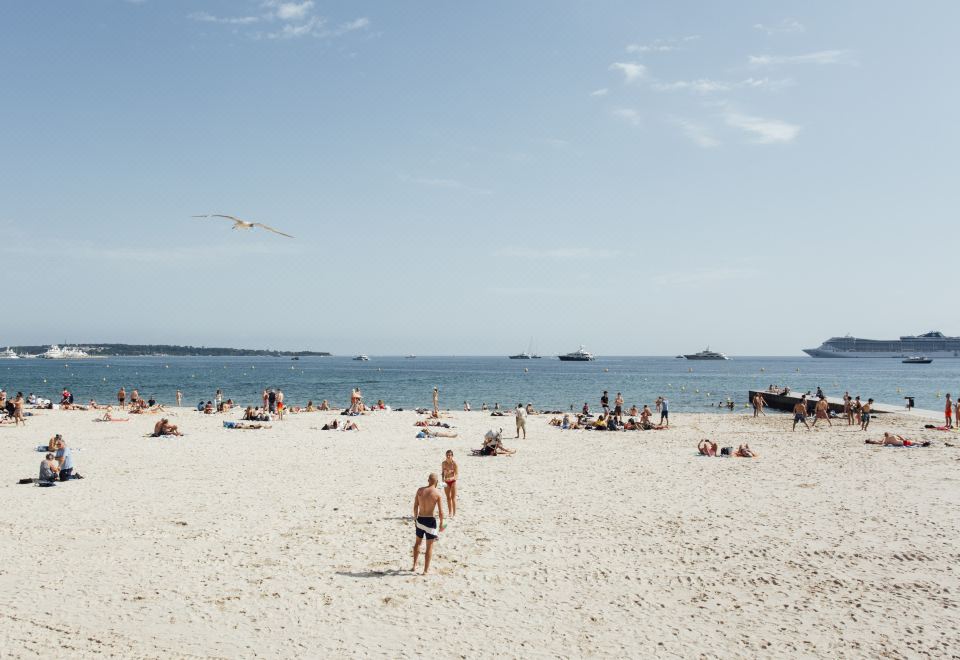 Hotel Cannes Centre Univers Over view