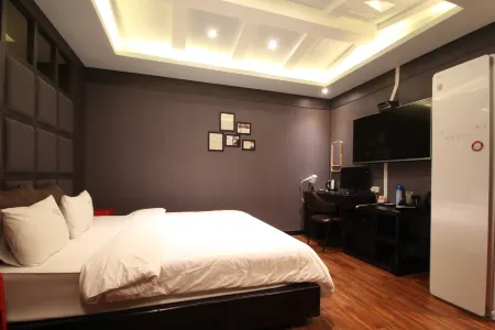 French Code Hotel Отели рядом с достопримечательностью «Yeojwacheon Stream»