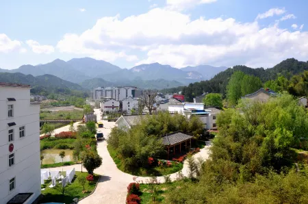 Tiantai Resort Отели рядом с достопримечательностью «Baima Canyon»