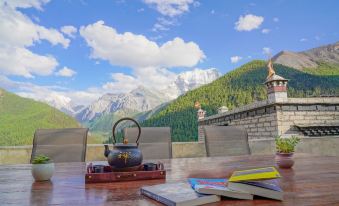 Yading Zhaxi Kongshu Tibetan Culture Theme Hotel