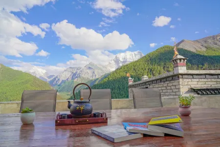 Yading Zhaxi Kongshu Tibetan Culture Theme Hotel