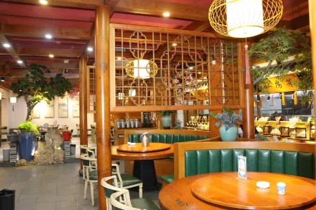 Shiji Huating Grand Hotel Отели рядом с достопримечательностью «Dangui Square»