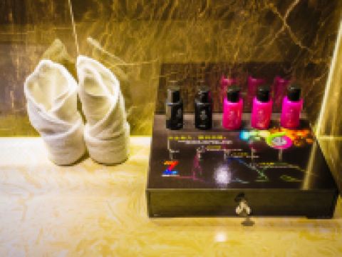 潮漫酒店(广元万达广场店) - 尊享豪华大床房