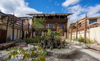 Fanjing Cailianju Tibetan-style Hotel