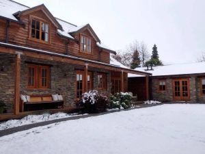 Wanaka Homestead Lodge & Cottages