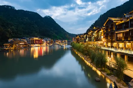 Sulv Lotus · Pushu Manju River View Holiday Hostel Отели рядом с достопримечательностью «Temple of the Queen of Heaven»