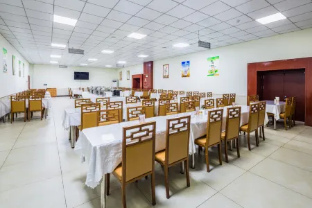 Qingdao Xinlong Grand Hotel (Jinshatan) Отели рядом с достопримечательностью «Jiaonan Jimiya Fishing Port»