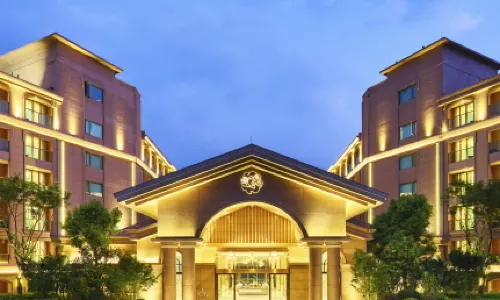 Fuxian Lake Emerald Bay Hotel (Cambrian Town)