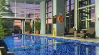Valero Grand Suites by Swiss-Belhotel - piscina
