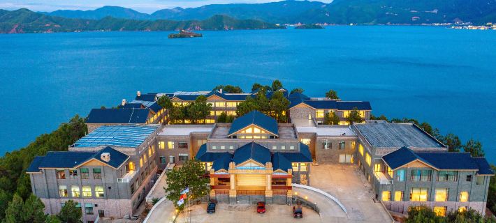 Silver Lake Island Hotel At Lugu Lake, Yunnan Ξενοδοχεία στην πόλη Νίνγκλανγκ