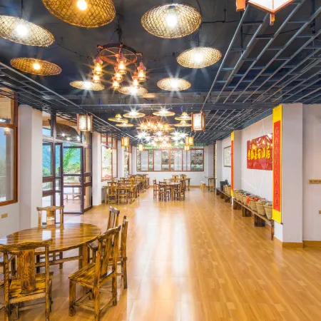 Longjinyuan Banshan Holiday Homestay Отели в г. Луншэн