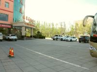 格尔木怡景品质酒店 - 停车场
