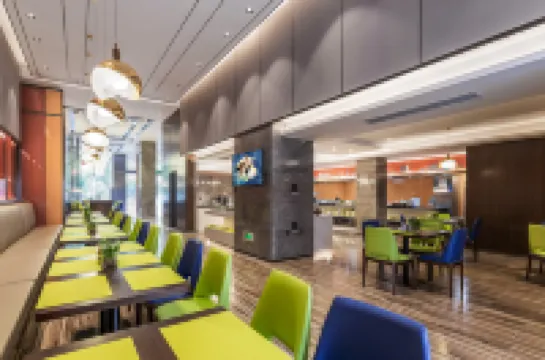 แฮมป์ตัน บาย ฮิลตัน หลูหยาง เหอเฟย