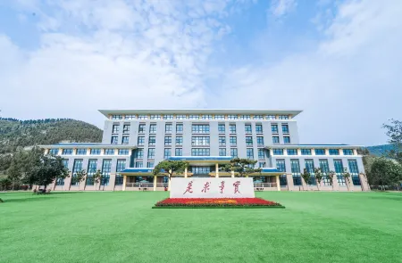 Yuntai Mountain Culture and Tourism College Отели рядом с достопримечательностью «Wan Shan Temple»