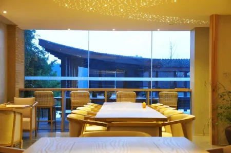 Qing XIA Shan Ju Resort Hotel Отели рядом с достопримечательностью «Chengdu Institute Sichuan International Studies University»
