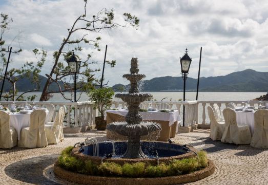 포자다 데 콜로안 비치 호텔의 아름다운 외관과 수영장