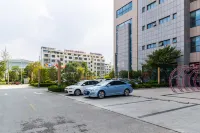 Huaxi Hotel - parking