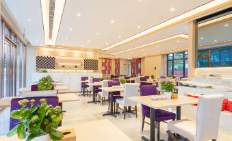 In the center of the restaurant, there are tables and chairs arranged in a way that they all face each other at Lavande Hotel (Beijing Changyang Metro Station)